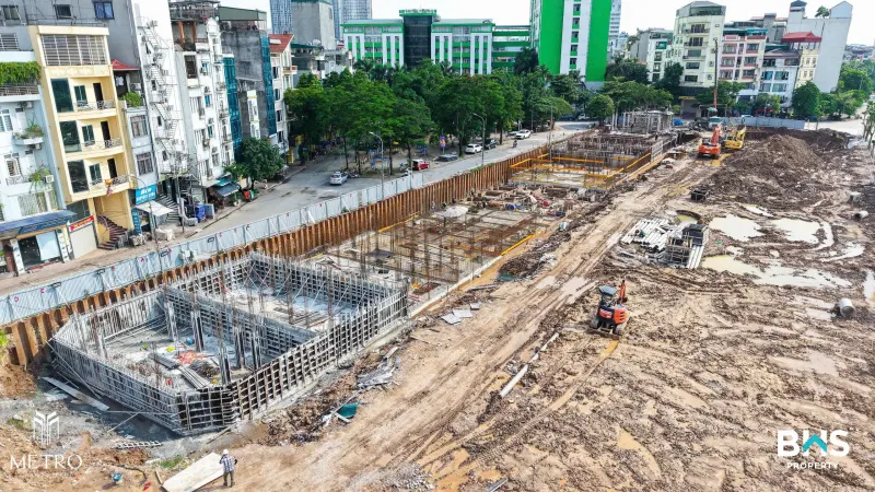 Thi công phần ngầm Metro Grand Street tháng 8/2026 – ảnh thực tế.